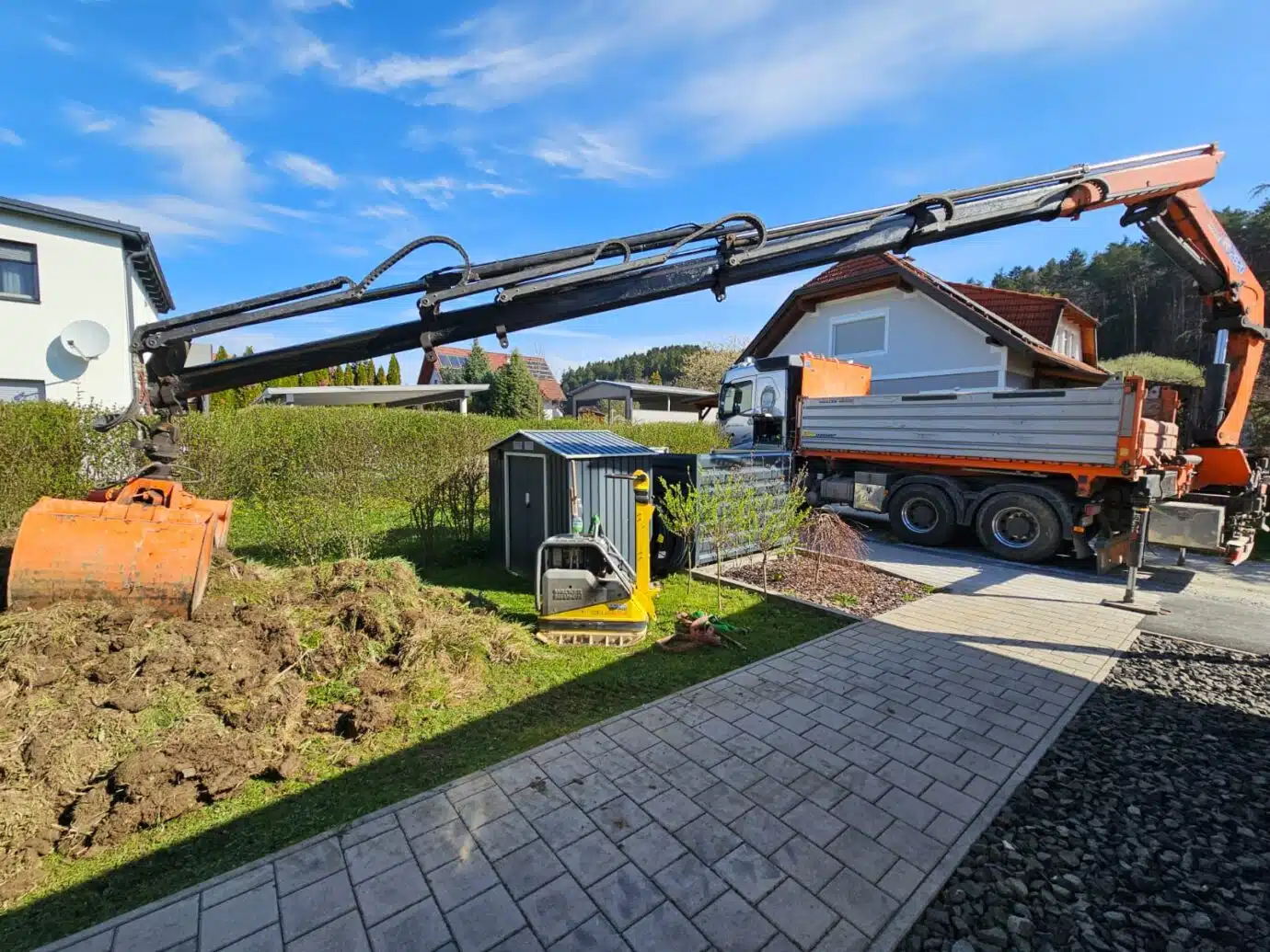 erdbau blematl ligist - Humusierung, Drainagierung Deutschlandsberg, Ligist. Auf dem Bild sieht man einen Bagger und einen Kran genannt Huab mit LKW